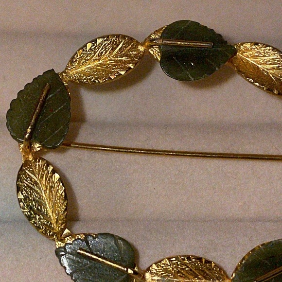 Gold and jade brooch - Picture 3 of 8